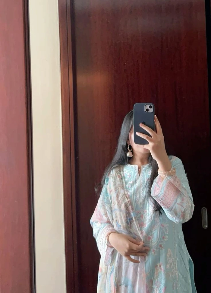 Attractive Instagram Hidden Face DP for Girls 56