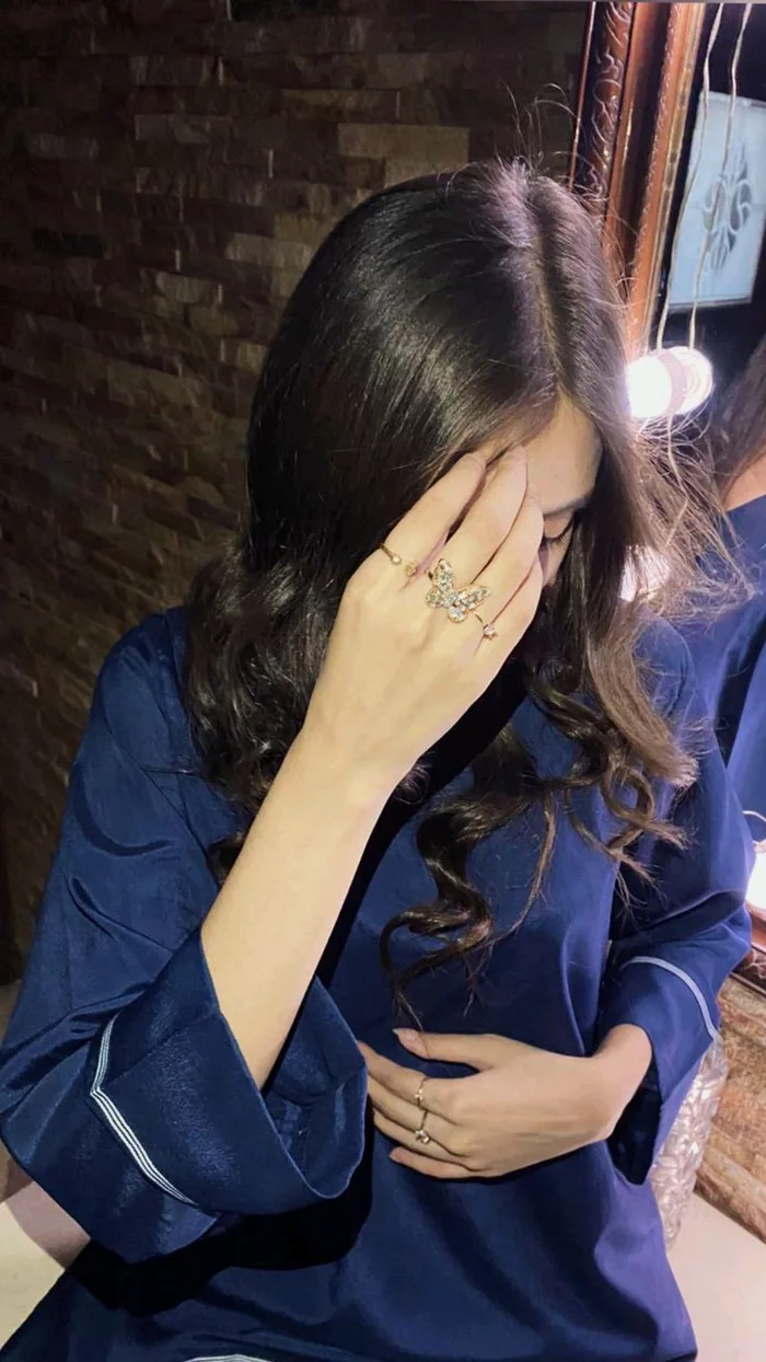 Attractive Instagram Hidden Face DP for Girls 61