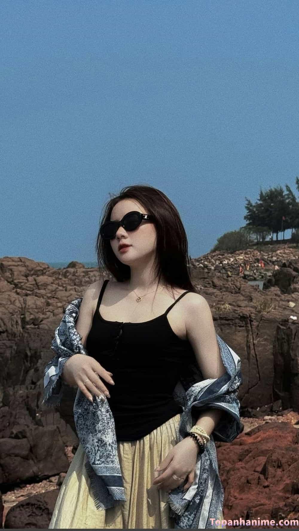 ảnh gái xinh tóc dài đeo kính che mặt 10