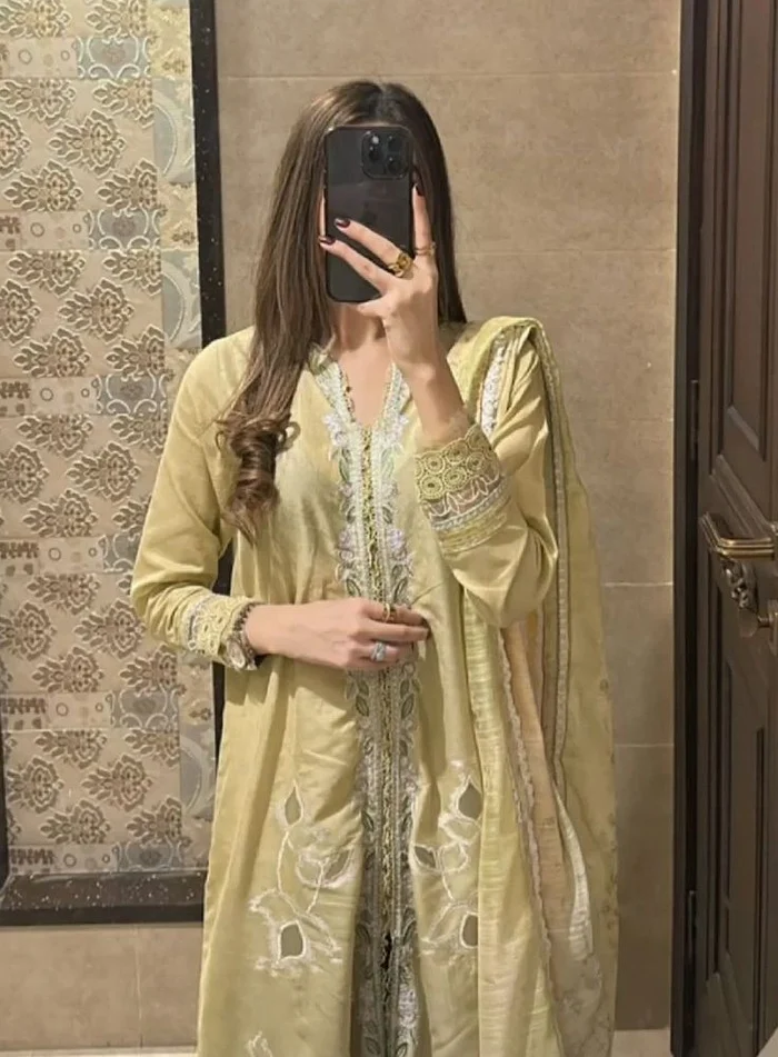 Attractive Instagram Hidden Face DP for Girls 65